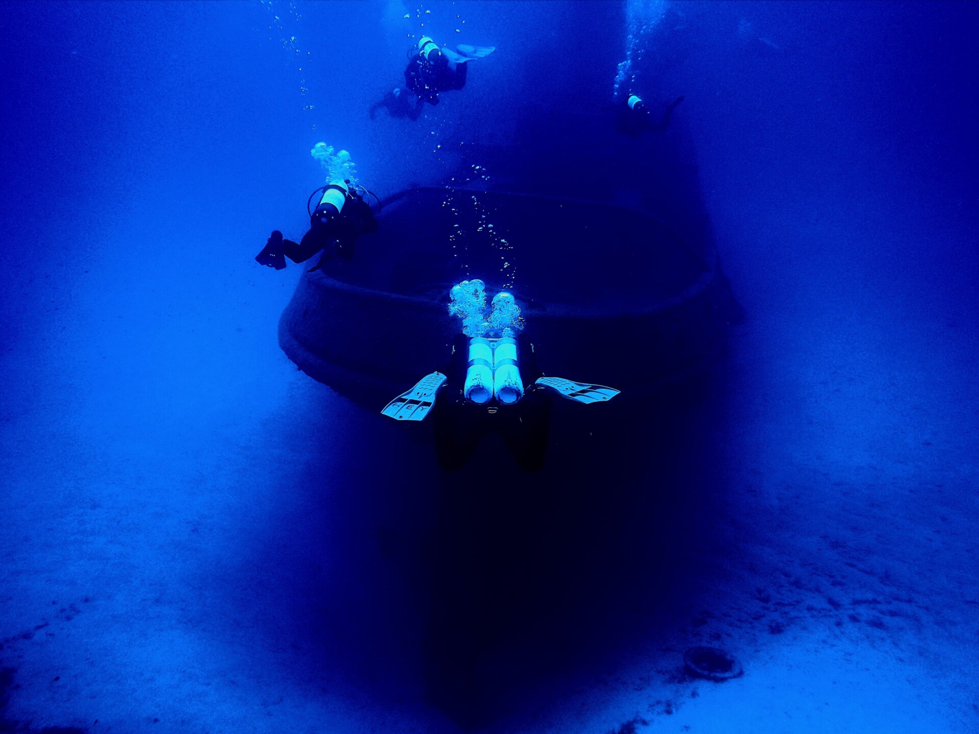 Divers descending onto a shipwreck